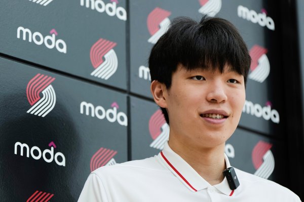 媒体人：杨瀚森今天随队出征拉斯维加斯 也进行了夏联前的练习