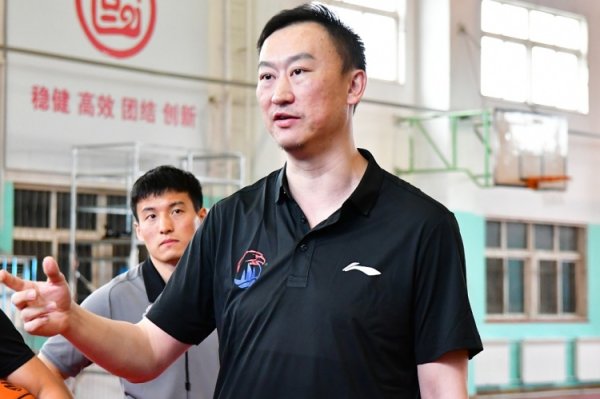 媒体人：青岛一线队夏训不到10人 指导教练员组期待通过夏联考察年轻人