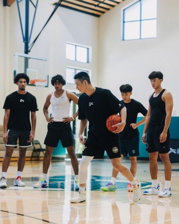 参加林书豪湾区练习  营！赵维伦：感谢豪哥的的邀请 永远的榜样
