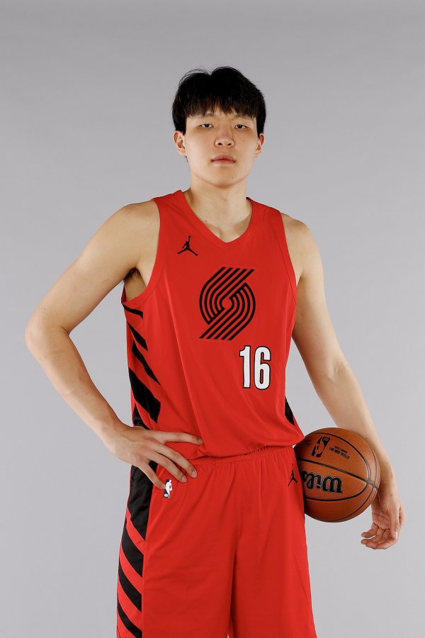 体坛周报：杨瀚森是夏联表现最好的首轮新秀五号位 他是NBA的惊喜