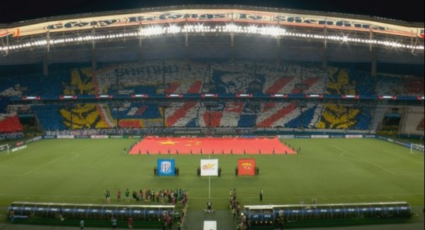 壮观！申花球迷赛前组成巨大队标  TIFO，知名演员陈龙领唱国歌