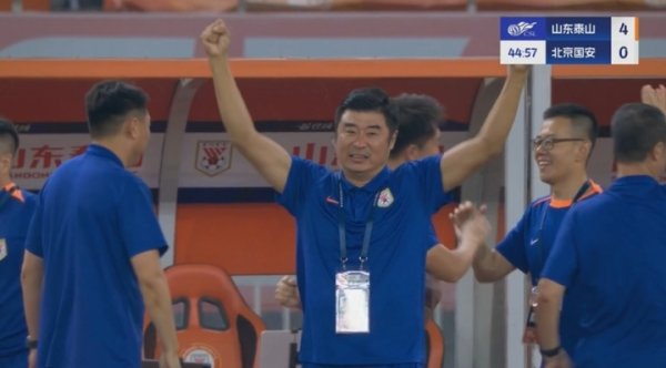 泰山半场4-0国安！韩鹏场边振臂高呼，塞蒂恩已经瘫坐在椅子上了