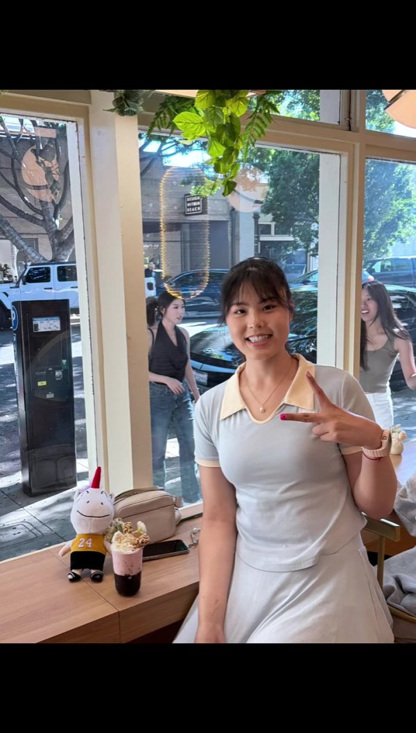 还在复健  之路上！李月汝造访独角兽店铺 左膝仍佩戴厚厚保护装备
