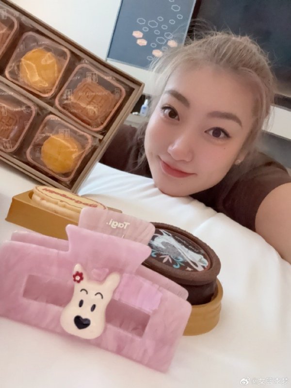 李梦晒照：中秋团圆节 天涯共此时…… 祝大家中秋快乐！